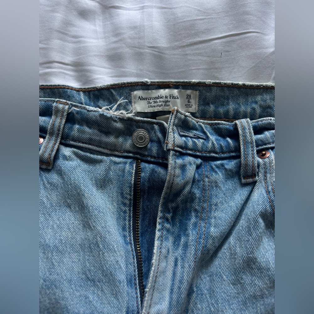 Abercrombie & Fitch
90s straight ultra high rise jeans